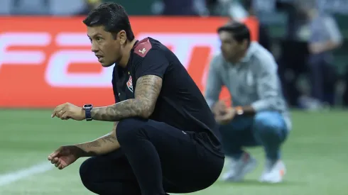 Thiago Carpini durante partida contra o Palmeiras pelo Brasileirão Série A 2024 – Foto: Marcello Zambrana/AGIF