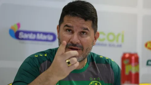 Eduardo Barroca durante entrevista coletiva de apresentação no Mirassol. 
