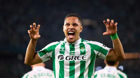 Vitor Roque, do Real Betis, comemora após marcar o segundo gol do time durante a partida da LaLiga entre o Real Betis Balompie e o CD Leganes no Estádio Benito Villamarin em 13 de setembro de 2024 em Sevilha, Espanha. (Foto de Fran Santiago/Getty Images)
