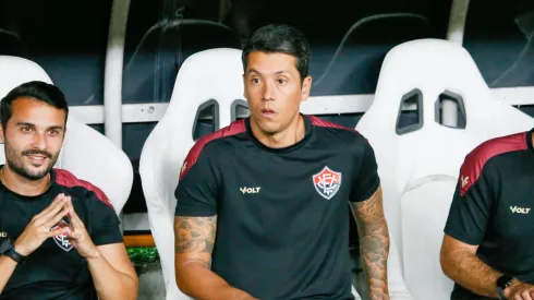 Thiago Carpini comandando o Vitória durante partida pelo Brasileirão Série A – Foto: Baggio Rodrigues/AGIF
