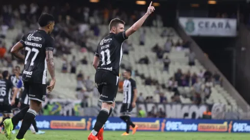 CE – FORTALEZA – 12/02/2025 – COPA DO NORDESTE 2025, CEARA X CONFIANCA – Aylon  jogador do Ceara comemora seu gol durante partida contra o Confianca no estadio Arena Castelao pelo campeonato Copa Do Nordeste 2025. Foto: Lucas Emanuel/AGIF
