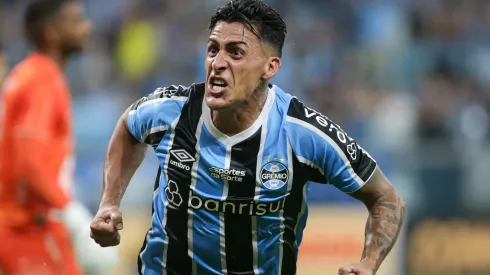 Pavón jogador do Grêmio comemora seu gol durante partida contra o Caxias no estádio Arena do Grêmio pelo campeonato Gaúcho 2025. Foto: Maxi Franzoi/AGIF
