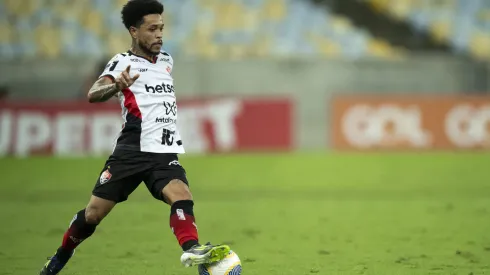 Matheusinho em ação pelo Vitória no Campeonato Brasileiro Série A – Foto: Jorge Rodrigues/AGIF
