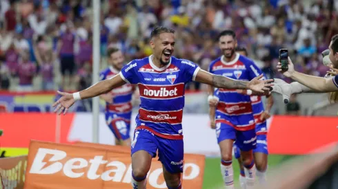 Bruno Pacheco jogador do Fortaleza comemora seu gol durante partida contra o Palmeiras no estádio Arena Castelão pelo campeonato Brasileiro A 2024. Foto: Lucas Emanuel/AGIF
