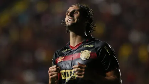 Gonçalo Paciência jogador do Sport comemora seu gol durante a partida entre Sport e Jaguar na Ilha do Retiro em Recife (PE), pelo campeonato pernambucano 2025. Foto: Marlon Costa/AGIF
