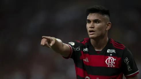 Alcaraz jogador do Flamengo durante partida contra o Juventude no estádio Maracanã pelo campeonato Brasileiro A 2024. Foto: Jorge Rodrigues/AGIF