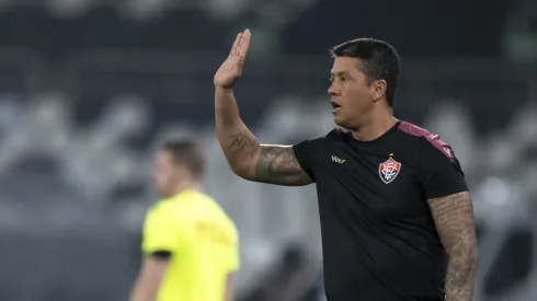 Thiago Carpini técnico do Vitoria durante partida contra o Botafogo no estádio Engenhão pelo campeonato Brasileiro A 2024. Foto: Jorge Rodrigues/AGIF
