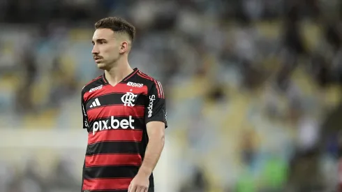 Léo Ortiz jogador do Flamengo durante partida contra o Vasco no estádio Maracanã pelo campeonato Carioca 2025. Foto: Thiago Ribeiro/AGIF
