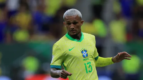 Wesley França, do Brasil, controla a bola durante a partida das Eliminatórias da Copa do Mundo da FIFA 2026 da América do Sul entre Brasil e Colômbia no Estádio Mané Garrincha em 20 de março de 2025 em Brasília, Brasil. (Foto de Buda Mendes/Getty Images)
