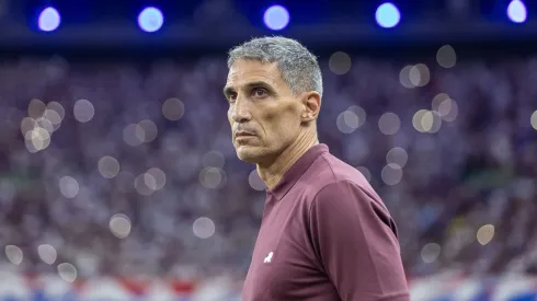 Vojvoda técnico do Fortaleza durante partida contra o Racing no estádio Arena Castelão pelo campeonato Copa Libertadores 2025. Foto: Lucas Emanuel/AGIF