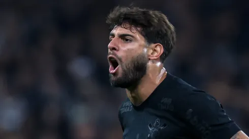 Yuri Alberto durante confronto contra o Fluminense no Campeonato Brasileiro de 2025.