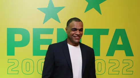 O ex-jogador de futebol brasileiro Denilson comparece a uma cerimônia organizada pela Confederação Brasileira de Futebol para homenagear os campeões mundiais da FIFA de 2002 no 20º aniversário no Fairmont Hotel em 30 de junho de 2022 no Rio de Janeiro, Brasil. (Foto de Buda Mendes/Getty Images)