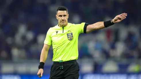 O árbitro Rafael Rodrigo Klein durante partida entre Cruzeiro e Flamengo no estádio Mineirão pelo campeonato Brasileiro A 2023. Foto: Gilson Lobo/AGIF
