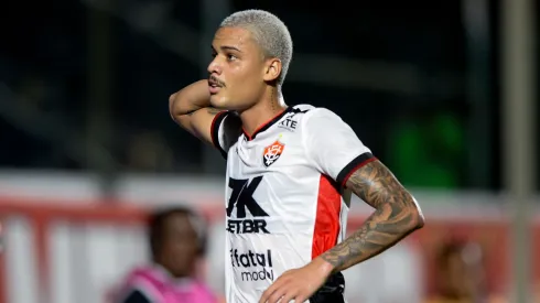Janderson jogador do Vitoria comemora seu gol com jogadores do seu time durante partida contra o Fortaleza no estádio Barradão pelo campeonato Brasileiro A 2025. Foto: Jhony Pinho/AGIF