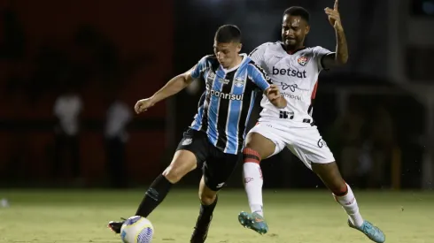 Edu jogador do Vitoria disputa lance com Monsavel jogador do Grêmio durante partida no estádio Barradão pelo campeonato Brasileiro A 2024. Foto: Jhony Pinho/AGIF