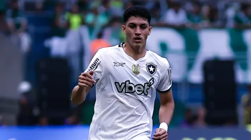 Jair Cunha jogador do Botafogo durante partida contra o Palmeiras no estádio Arena Allianz Parque pelo campeonato Brasileiro A 2025. Foto: Fabio Giannelli/AGIF
