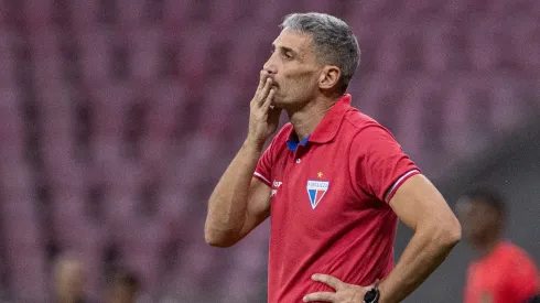 Juan Pablo Vojvoda técnico do Fortaleza durante partida contra o Retrô no estádio Arena Pernambuco pelo campeonato Copa Do Brasil 2025. Foto: Rafael Vieira/AGIF
