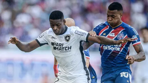 Jean Lucas jogador do Bahia disputa lance com Luiz Henrique jogador do Botafogo durante partida no estádio Arena Fonte Nova pelo campeonato Brasileiro A 2024. Foto: Jhony Pinho/AGIF