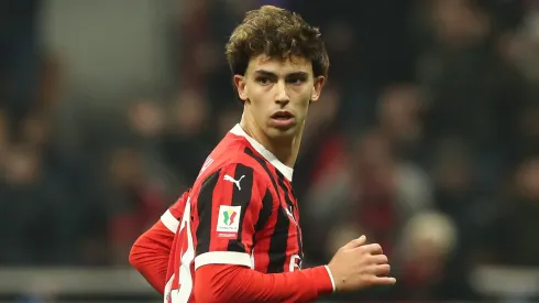 João Félix, do AC Milan, comemora o terceiro gol de sua equipe durante a partida das quartas de final da Coppa Itália entre AC Milan e AS Roma no Estádio Giuseppe Meazza em 05 de fevereiro de 2025 em Milão, Itália. (Foto de Marco Luzzani/Getty Images)
