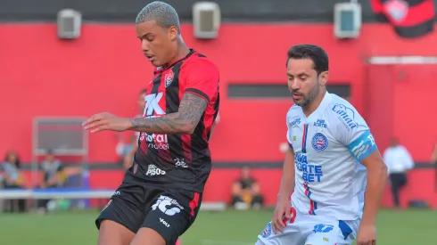 Janderson, jogador do Vitoria disputa lance com Everton Ribeiro, jogador do Bahia durante partida no estádio Barradão pelo campeonato Baiano 2025. Foto: Walmir Cirne/AGIF