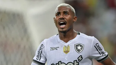 Cuiabano jogador do Botafogo durante partida contra o Flamengo no estádio Maracanã pelo campeonato Brasileiro A 2025. Foto: Thiago Ribeiro/AGIF