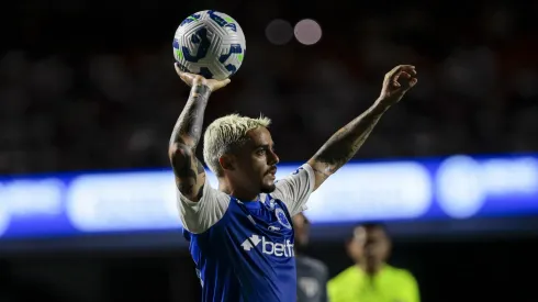 Fagner jogador do Cruzeiro durante partida contra o São Paulo no estádio Morumbi pelo campeonato Brasileiro A 2025. Foto: Marco Miatelo/AGIF