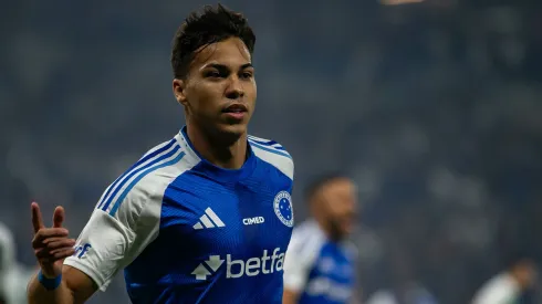 Kaio Jorge jogador do Cruzeiro comemora seu gol durante partida contra o Palmeiras no estádio Mineirão pelo campeonato Brasileiro A 2025. Foto: Fernando Moreno/AGIF