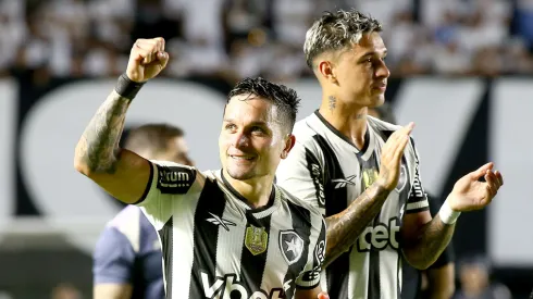 Artur jogador do Botafogo comemora seu gol durante partida contra o Santos no estádio Vila Belmiro pelo campeonato Brasileiro A 2025. Foto: Mauricio De Souza/AGIF