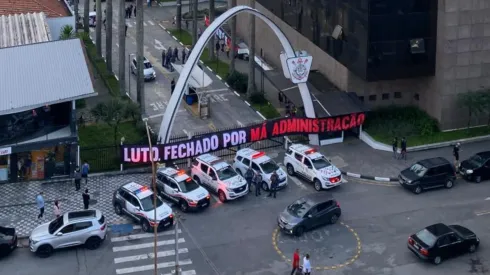 Protesto na sede do Corinthians no Parque São Jorge. Reprodução X