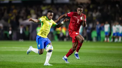 Vinícius Jr. jogador do Brasil durante partida contra o Equador no estádio Couto Pereira pelo campeonato Eliminatórias Copa Do Mundo 2026. Foto: Luis Garcia/AGIF