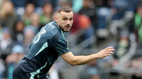 Jordan Morris #13, do Seattle Sounders, controla a bola contra o Los Angeles FC durante o segundo tempo no Lumen Field, em 8 de março de 2025, em Seattle, Washington. (Foto de Steph Chambers/Getty Images)