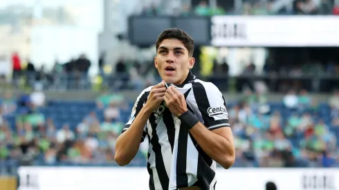 Jair Cunha, camisa 32 do Botafogo, comemora o primeiro gol da sua equipe durante a partida do Grupo B da Copa do Mundo de Clubes da FIFA 2025 entre Botafogo França e Seattle Sounders FC, no Lumen Field, em 15 de junho de 2025, em Seattle, Washington. (Foto de Buda Mendes/Getty Images)