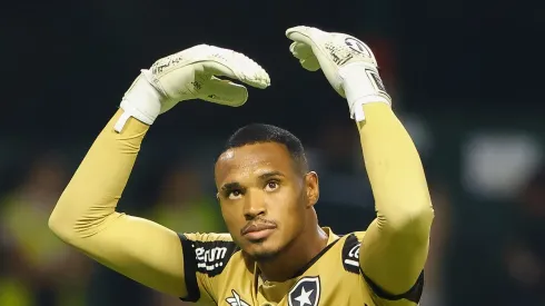 John tem contrato até 2028 com o Botafogo.