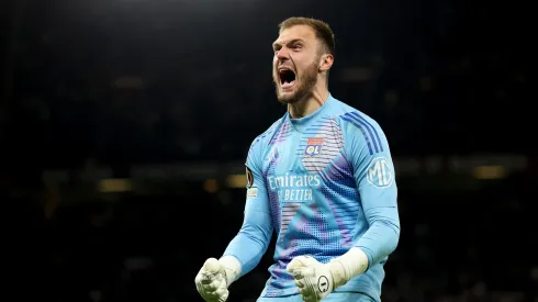 Lucas Perri, do Olympique Lyonnais, durante a partida de volta das quartas de final da Liga Europa da UEFA 2024/25 entre Manchester United e Olympique Lyonnais, no Old Trafford, em 17 de abril de 2025, em Manchester, Inglaterra. (Foto de Carl Recine/Getty Images)