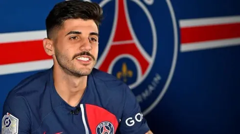Beraldo com a camisa do PSG Divulgação/PSG