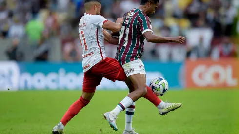 RJ – RIO DE JANEIRO – 09/07/2023 – BRASILEIRO A 2023, FLUMINENSE X INTERNACIONAL – Keno jogador do Fluminense disputa lance com Wanderson jogador do Internacional durante partida no estadio Maracana pelo campeonato Brasileiro A 2023. Foto: Alexandre Loureiro/AGIF
