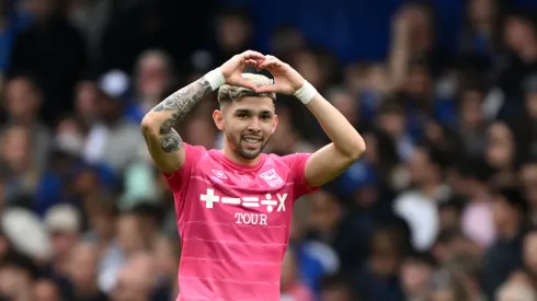 Julio Enciso, do Ipswich Town, comemora o primeiro gol de sua equipe durante a partida da Premier League entre Chelsea FC e Ipswich Town FC, em Stamford Bridge, em 13 de abril de 2025, em Londres, Inglaterra. (Foto de Mike Hewitt/Getty Images)