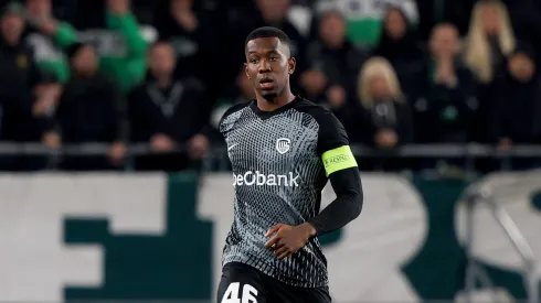 Carlos Cuesta do KRC Genk controla a bola durante a partida da fase de grupos da UEFA Europa Conference League entre Ferencvarosi TC e KRC Genk na Groupama Arena em 9 de novembro de 2023 em Budapeste, Hungria. (Foto de Laszlo Szirtesi/Getty Images)