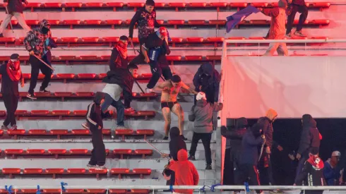 Torcidas entram em confronto durante partida entre Independiente e Universidad de Chile no Estádio Libertadores de América pela Copa Sul-americana 2025. Foto: Lucas Gabriel Cardoso/AGIF