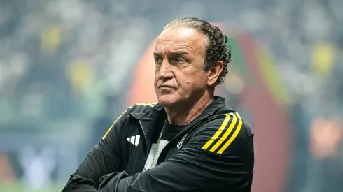 Cuca técnico do Atlético-MG durante partida contra o Cruzeiro no estádio Arena MRV pelo campeonato Copa Do Brasil 2025. Foto: Fernando Moreno/AGIF