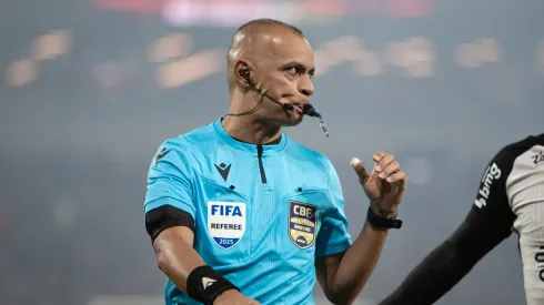 O árbitro Wilton Pereira Sampaio durante partida entre Athletico-PR e Corinthians no estádio Arena da Baixada pelo campeonato Copa Do Brasil 2025. Foto: Giovani Baccin/AGIF