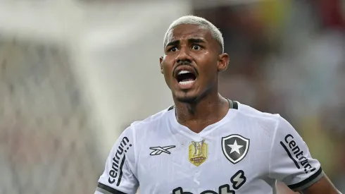 Cuiabano jogador do Botafogo durante partida contra o Flamengo no estádio Maracanã pelo campeonato Brasileiro A 2025. Foto: Thiago Ribeiro/AGIF