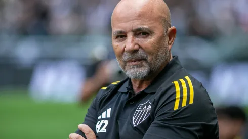 MG – BELO HORIZONTE – 14/09/2025 – BRASILEIRO A 2025, ATLETICO-MG X SANTOS – Sampaoli tecnico do Santos durante partida contra o Atletico-MG no estadio Arena MRV pelo campeonato Brasileiro A 2025. Foto: Fernando Moreno/AGIF