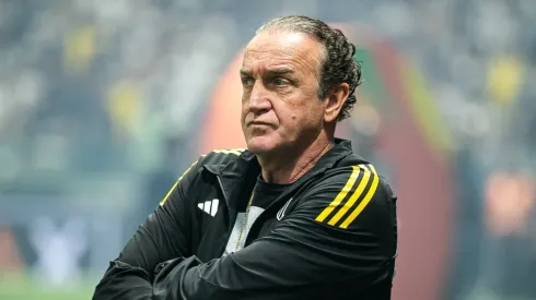 Cuca técnico do Atlético-MG durante partida contra o Cruzeiro no estádio Arena MRV pelo campeonato Copa Do Brasil 2025. Foto: Fernando Moreno/AGIF