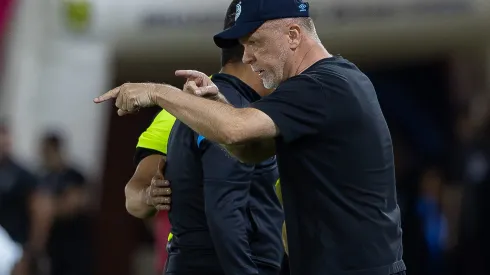 SP – BRAGANCA PAULISTA – 04/10/2025 – BRASILEIRO A 2025, BRAGANTINO X GREMIO – MANO MENEZES tecnico do Gremio durante partida contra o Bragantino no estadio Cicero De Souza Marques pelo campeonato Brasileiro A 2025. Foto: Joisel Amaral/AGIF