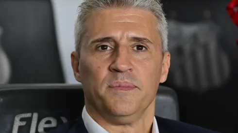 SP – SANTOS – 21/09/2025 – BRASILEIRO A 2025, SANTOS X SAO PAULO – Hernan Crespo tecnico do Sao Paulo durante partida contra o Santos no estadio Vila Belmiro pelo campeonato Brasileiro A 2025. Foto: Jota Erre/AGIF