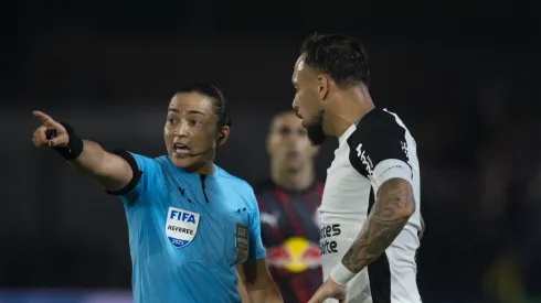 Maycon jogador do Corinthians reclama com a arbitragem durante partida contra o Bragantino no estÁdio Cícero De Souza Marques pelo campeonato Brasileiro A 2025. Foto: Anderson Romão/AGIF