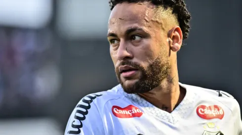 Neymar Jr jogador do Santos durante partida contra o Fortaleza no estádio Vila Belmiro pelo campeonato Brasileiro A 2025. Foto: Jota Erre/AGIF