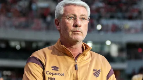 Odair Hellmann durante confronto contra o Volta Redonda na Série B de 2025.