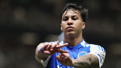 Kaio Jorge jogador do Cruzeiro comemora seu gol durante partida contra o Atlético-MG no estádio Arena MRV pelo campeonato Copa Do Brasil 2025. Foto: Gilson Lobo/AGIF